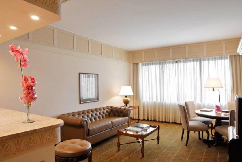Hotel Transamerica Sao Paulo Cameră foto A living room in a suite at the Ritz-Carlton, Boston